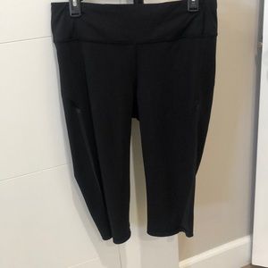 Lululemon cropped black leggings with back pocket.